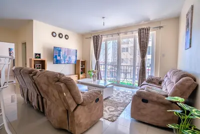 Image de 10 min to the Airport! Family sized unit with gym and swimming pool.