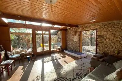 Image de \"Le domaine des grès\", grande cabane isolée dans la forêt de Fontainbleau