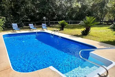Image de Private Saltwater Pool • Spacious 4br Retreat • Fire Pit • Sunroom Swing Bed