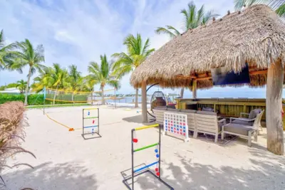 Image de Paradise Point -Pet friendly \nOceanfront Luxury with Pool/ Dock/outdoor kitchen.