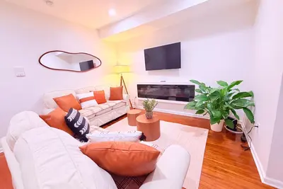 Image de Newly renovated 3-bedroom/2-bath apartment with central Ac/heat