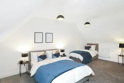 Image de Spacious & Modern Home for Contractors/Families/Groups, Sleeps 10, Free Parking