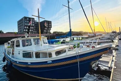 Image de A cozy old-timer: steel boat in the Europahafen, in the middle of Bremen.