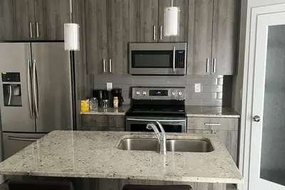 Image de Master Bedroom with a private bath in a 3bd duplex