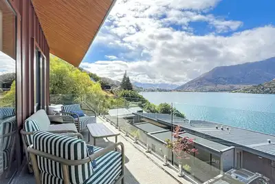 Image de Penthouse Escape with Stunning Lake Views