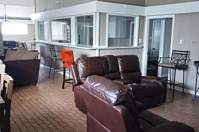 Image de 9-bedrooms, 4 bathrooms located in peaceful Overton, Texas.