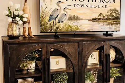 Image de Absolutely Stunning - Two Herons Townhouse by Louisiana Tech.