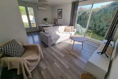 Image de La Maison des Muses, jardin et piscine au calme en campagne arlésienne…
