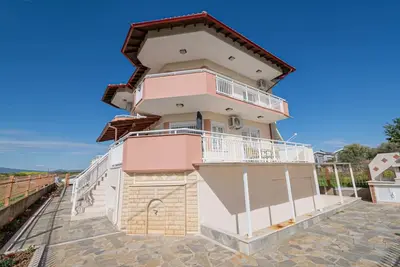 Image de Helen Villa by RentalsPro - Paralia Portaria