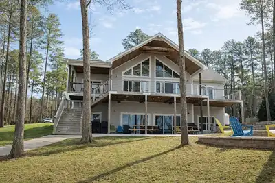 Image de New! Family Lake Gaston Getaway 🛶 5br • Dock • Kayaks • Flat Waterfront Lot