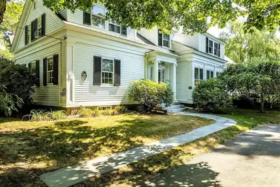 Image de New! Greek Revival Retreat - Walk to Harbor, Viking Kitchen, Fireplace, Sunroom