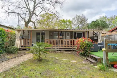 Image de Mobil-home proche Royan-Oléron avec piscine partagée, terrasse privée et climatisation