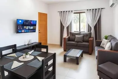 Modern Apt with Wi-Fi, 24h Power & Private Parking