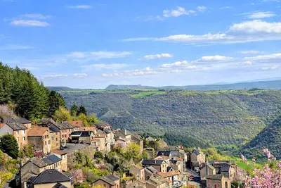 Image de À l’ombre du Tilleul –  Maison de Charme vue vallée & viaduc Millau- Plein sud