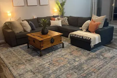 Image de 3-bedroom house in quaint Glendale with cool Ac breeze