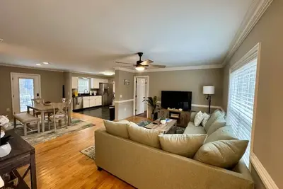 Image de Coastal Retreat Minutes from the Beach  Quiet • Family Friendly • Relax & Unwind