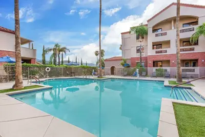Image de 2 Spacious Suites w/ Free Parking, Mini Golf & Pool Access l Ideal for Families