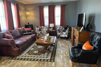 Image de Country Retreat Minutes from Osu /King Bed /Queen Beds/Private Baths/ Stillwater