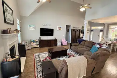 Image de Master’s Home In Quiet Neighborhood