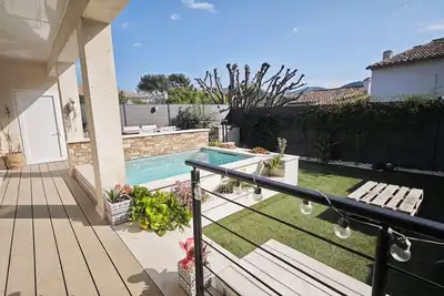 Image de Bas de maison avec jardin piscine parking climatisation, au calme sans vis-à-vis