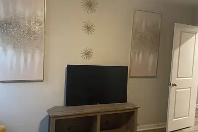 Image de Charming 2-bedroom house Atlanta neighborhood large backyard fireplace com pool.