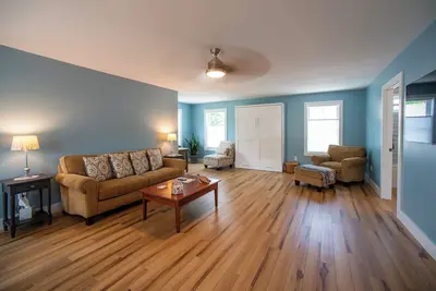 Image de Town center, walk to popular amenities, short drive to local beaches.