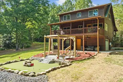 Image de < 1 Mi to Lake Blue Ridge: Forest-View Gem w/ Deck