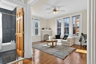 Charming 2br in Boston