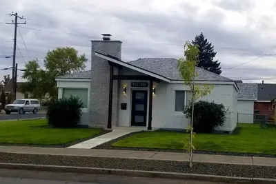 Image de Relaxing Cozy White House Near Northtown Mall