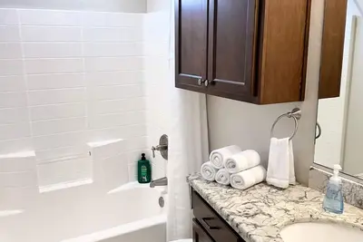 Image de Miracle on 34th St. - Immaculate 3-bedroom 2-bathroom home