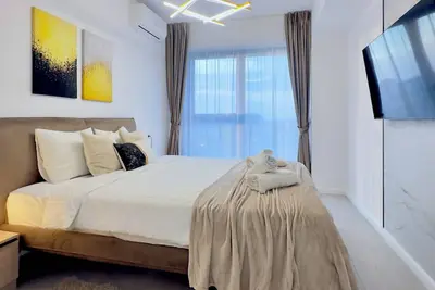 Image de Designer Penthouse at Carol Park • 2br • Parking • 500mbps