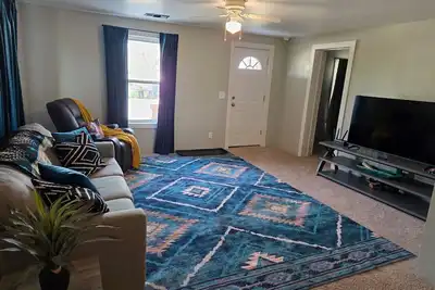 Image de Our house is your house. Serene 3 bed 1 bath on Albany's golf course.