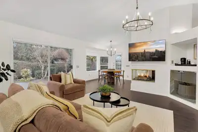 Image de Sunshine Trails Retreat | Easy Vancouver Access | Private Green Backyard Oasis