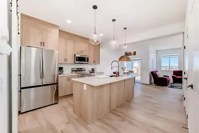 Image de New Luxury Duplex | 4 Beds | Garage | Near Airport, CrossIron Mills & Downtown