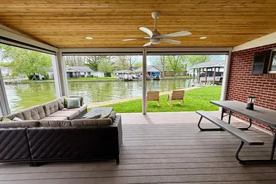 Image de Sunset Isle Escape - Spacious Lakefront house on the Islands of Indian Lake