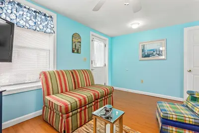 Image de Adorable 2-bedroom apartment, walk to beach on quiet street!