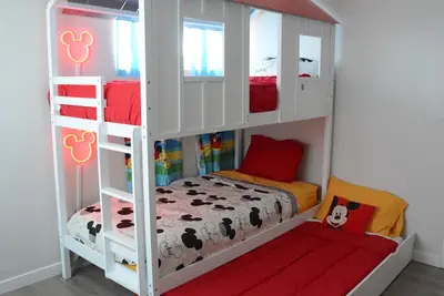 Image de Disney-Themed Home w Bunk Beds • 7 Min to Disneyland • Sleeps 10