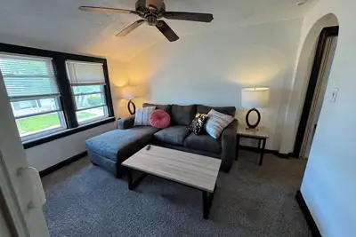 Image de Terrific 2-bedroom upstairs condo with Ac in charming Eastpointe