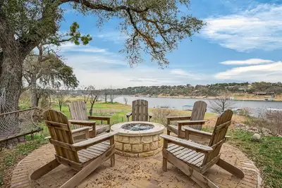 Image de Lakefront, Water Views, Firepit | Drift and Dock