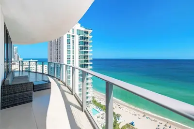 Image de Luxury Oceanfront 2br/2ba | Beach + Pool
