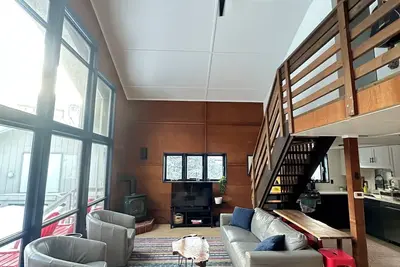 Image de Cozy Mountain Ski Cabin with Modern Comforts