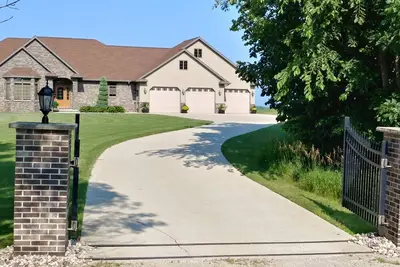 Image de Secluded country home overlooking like Winnebago