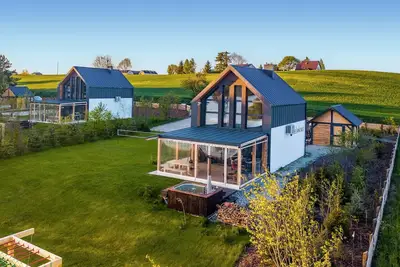 Image de Maison acceptant les animaux domestiques à Ostrowite avec vue sur le port