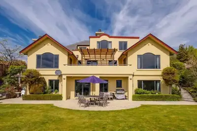 Image de Warm and spacious 2 bedroom, downstairs apartment