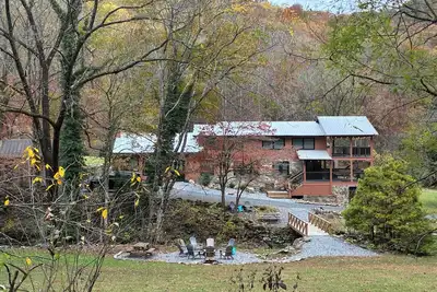 Image de Spacious 6br estate-loud creek, lighted pickleball basketball stocked fishpond