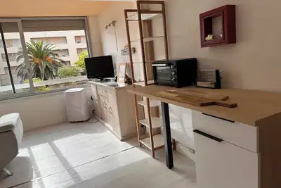 Image de Appartement cosy rénové au cœur de la Marina, à cinq minutes de la plage.