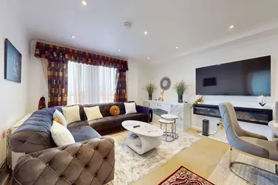 Image de Modern 2br Flat | 6-Min Walk to Hounslow East Tube