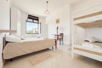 Image de Chambre familiale avec salle de bain privée et vue sur la mer