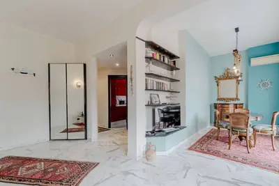 Image de Spacious and welcoming 80 square meters apartment, perfect for four people, located on the fifth floor of a building with an elevator (Not accessible to disabled guests). The property is located in the Sturla area, a residential neighborhood in Genoa alon