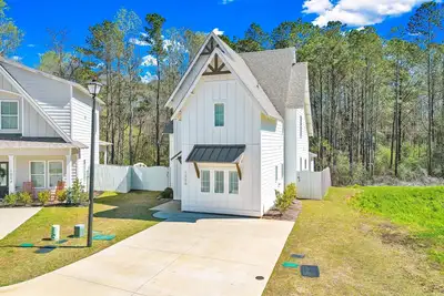 Image de New! Miss Alberta's Cottage, 3br/2. 5ba in Auburn!